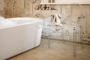 Die Tapeten im Bad bilden mit ihren Barockmotiven den perfekten Hintergrund für die moderne Einrichtung.