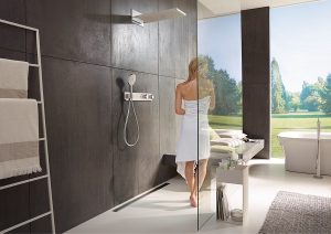 Ein Komfortbad mit begehbarer Dusche und einer großen Kopfbrause von Hansgrohe. Foto: Hansgrohe