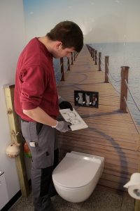 Auch die Technik hinter der Wand entspricht hoher Qualität, wenn ein MEISTER DER ELEMETNE das Bad renoviert.